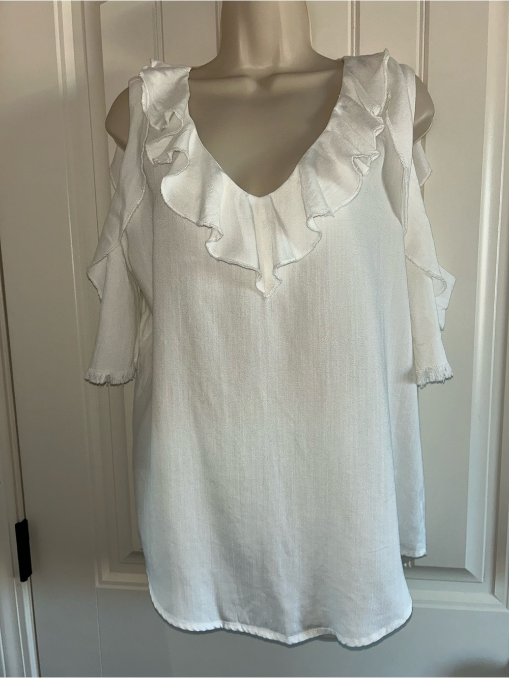 NEW Billy T White Cold-Shoulder Ruffle V-Neck Blouse Sz M